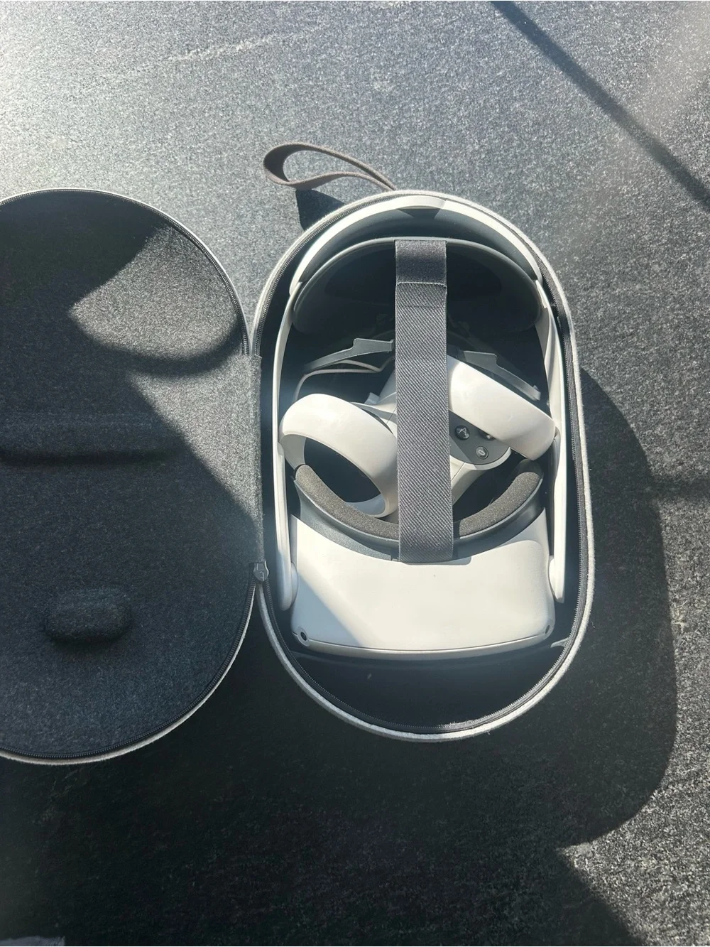 Meta Quest 2 VR - Controllers included - White